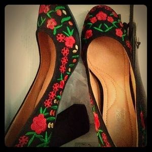 Vintage Inspired Floral Embroidered Pumps